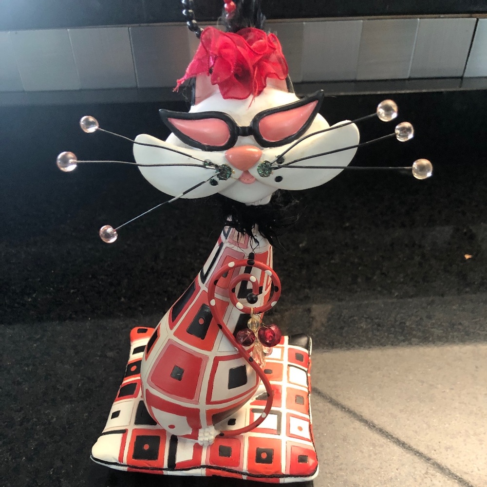 Cat Lover Alert: Swak cat